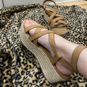 Platform strapping sandals